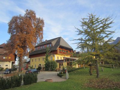Kärntner Gastlichkeit seit 1722 Es gibt viele Gründe, warum sich Ferien im Hotel Zollner lohnen. Wir haben die wichtigsten davon zusammengefasst: 1. Wir sind ein echter Kärntner Familienbetrieb. Seit Generationen stehen wir für Gastfreundlichkeit und perfekten Service. Das können nicht nur unsere vielen Stammgäste die das Hotel Zollner besuchen, bezeugen! 2. Wir sind zentral erreichbar, die Verkehrsanbindung ist optimal. Sowohl Autobahn (Abfahrt Villach Warmbad oder Faaker See), als auch Flughafen und Zugverbindungen sind nur wenige Minuten vom Hotel Zollner entfernt, was es leicht macht, uns zu finden. Perfekt erreichbar, aber trotzdem fernab von jeglichem Trubel – das ist eines unserer vielen Markenzeichen. 3. Im Hotel Zollner haben Sie viel Platz zum Wohlfühlen – drinnen genauso wie draußen. Wohlfühlen – dieses Wort wird bei uns großgeschrieben. Genau darum geht es: Ihnen einen Platz zu bieten, an dem Sie sich perfekt vom Stress des Alltages verabschieden können. Lassen Sie einfach die Seele baumeln – ob in unserem Wellness-Bereich, im Garten am Pool, bei geführten Wanderungen oder in einem der unzähligen Ausflugsziele, die rund um unser Hotel Zollner, im Herzen Kärntens, verstreut liegen. 4. Wenn es um Ihre Wünsche geht, sind wir schnell und flexibel. Jeder unserer Gäste wird optimal betreut. Sie verbringen Ihre Ferien bei uns und haben Fragen oder Anregungen? Sie haben ein Seminar gebucht und legen Wert auf die perfekte technische Unterstützung? Sie sind Golfspieler und möchten sich über die schönsten Greens informieren? Oder Sie planen eine Hochzeit und möchten den schönsten Tag des Lebens in würdigem Rahmen mit einer Top-Kulinarik feiern? Wir stehen Ihnen mit unserem Know-how bestens zur Seite! 5. Und wir haben das ganze Jahr über für Sie geöffnet. Kein Wunder, dass die Region im Sommer wie im Winter gleichermaßen von unseren Besuchern geschätzt wird. Kärnten hat zu jeder Zeit sein eigenes Flair. Ob die Landschaft nun unter einer dichten Schneedecke liegt, die Bäume blühen oder die Bäder am wunderschönen Faaker See locken. Wir sind das ganze Jahr über für Sie da!